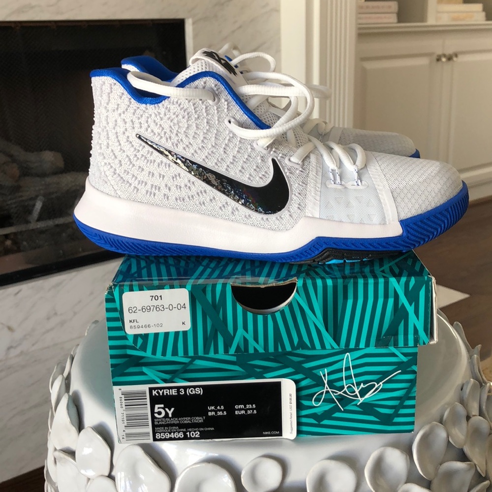 Nike Kyrie 3 youth basketball shoe size 5Y (new)